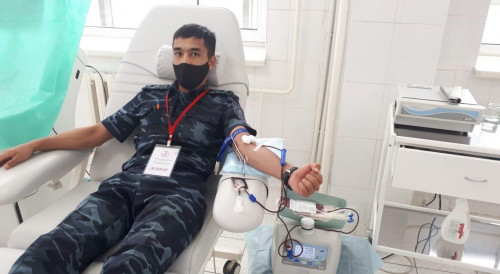 Qyzmetkerler qan tapsyrdy