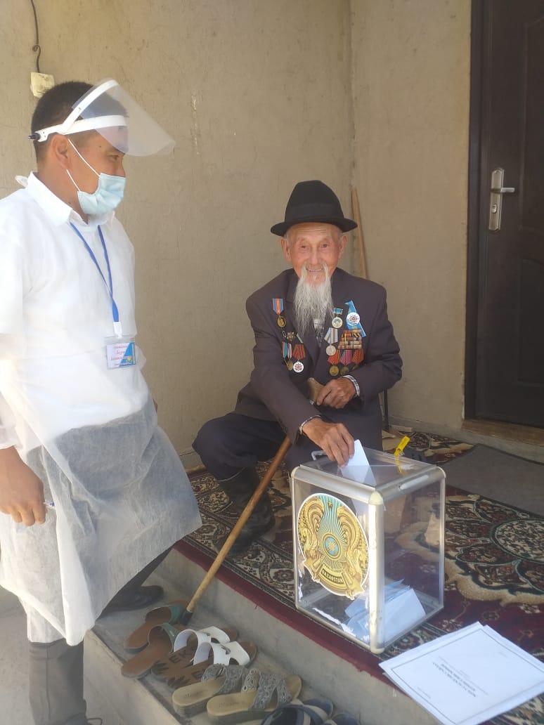 Ákimder saılaýy: T.Rysqulov aýdanynda 98 jastaǵy qarııa tańdaýyn jasap, batasyn berdi