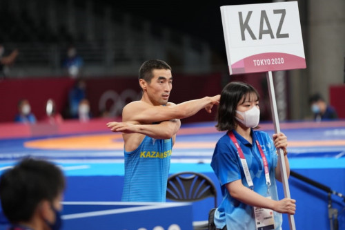 Bir salmaqta  úsh qazaq kúresken-di...