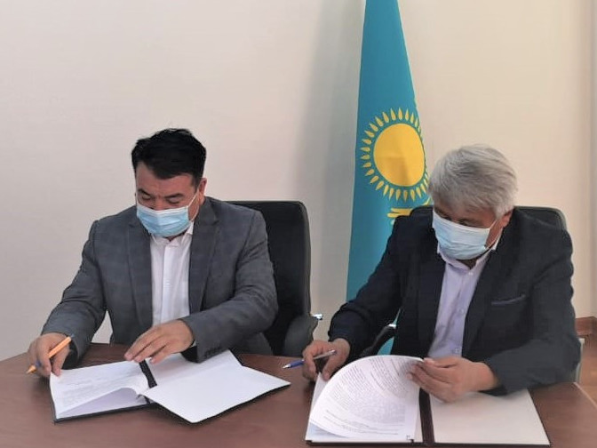 Ulttyq bilim akademııasy men «Til-Qazyna» ortalyǵy memorandýmǵa qol qoıdy