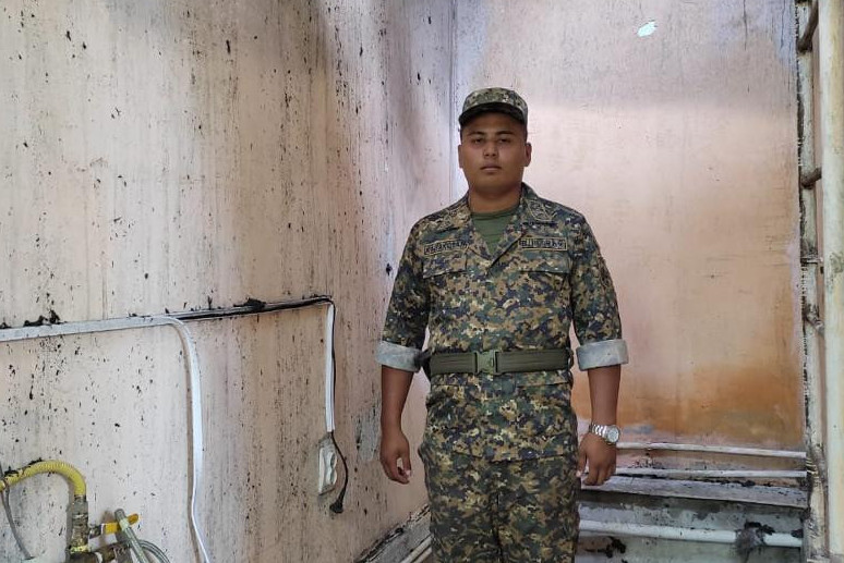 Atyraýda áskerı qyzmetshi qarııany órtten qutqardy