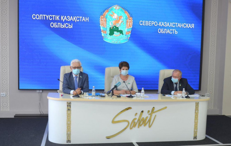 Qonys aýdarýshylarmen kezdesti