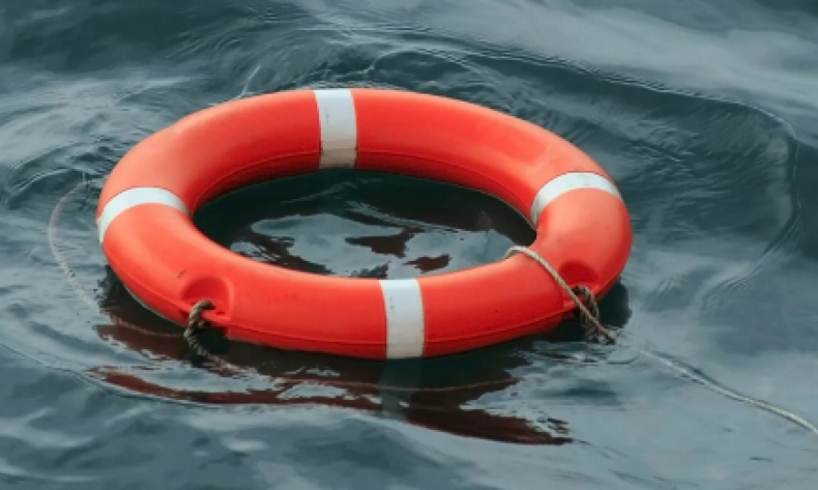 Atyraýda er adam Jaıyqqa batyp ketti