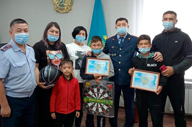 Joǵalǵan qyzdy tabýǵa kómektesken balalar marapattaldy