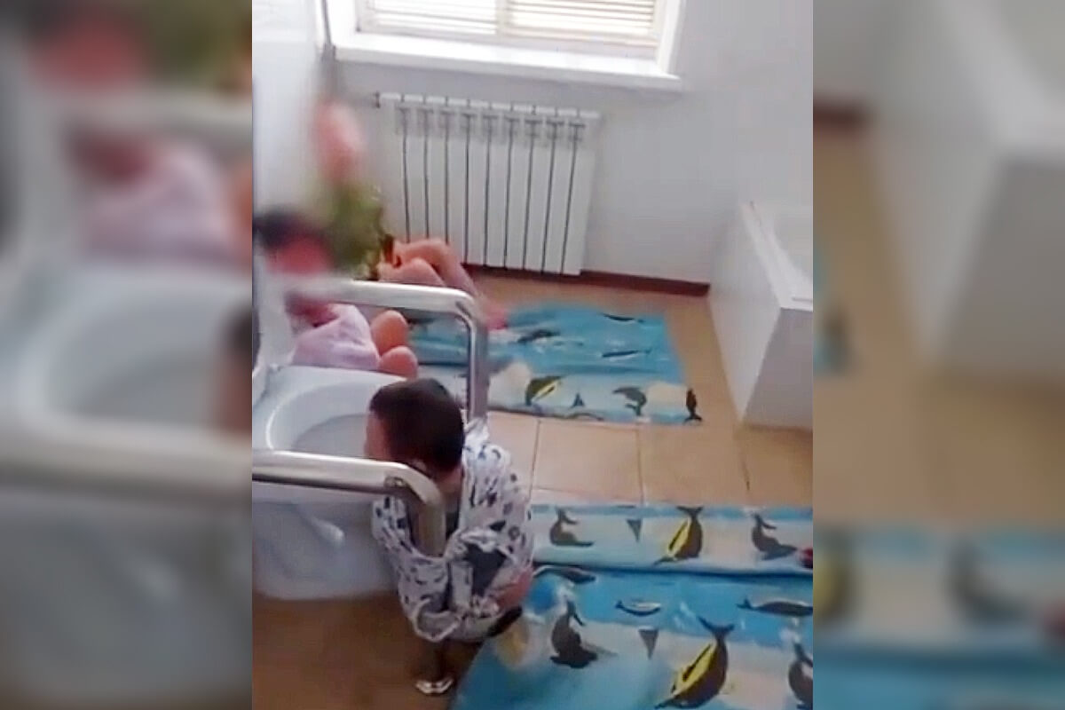 Atyraýda «ájethanaǵa baılanǵan múgedek balalar týraly» túsinik berildi