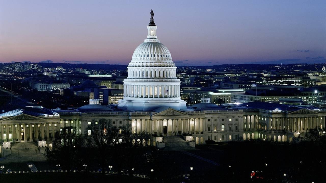 AQSh kongressi Baıdenge ımpıchment jarııalaýdy usyndy