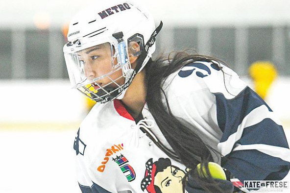 Aýyldan shyqqan hokkeıshi qyz Amerıkada jattyqtyrýshy bolyp júr