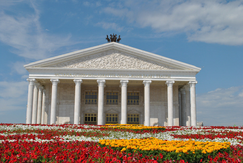 «Astana Opera» mereıtoı aldyndaǵy maýsymyn ashady