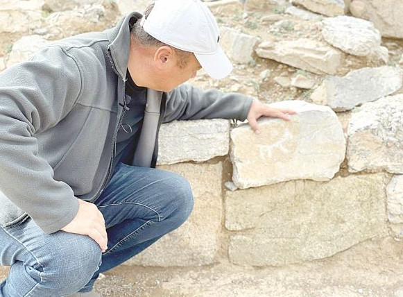 Qola dáýirine tıesili eskertkishter