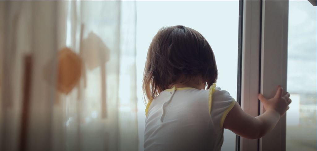 Aqtóbede 5 jasar qyz terezeden qulap ketti