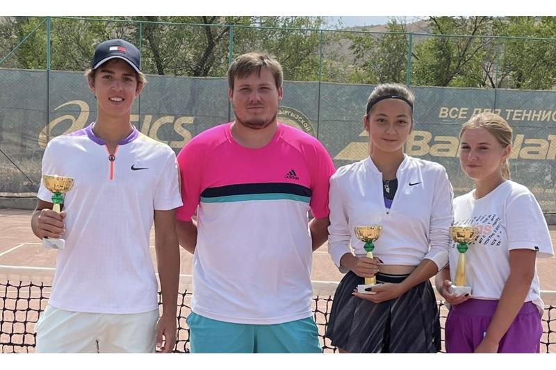 Qazaqstandyq tennısshiler Bishkekte ótken týrnırde chempıon atandy