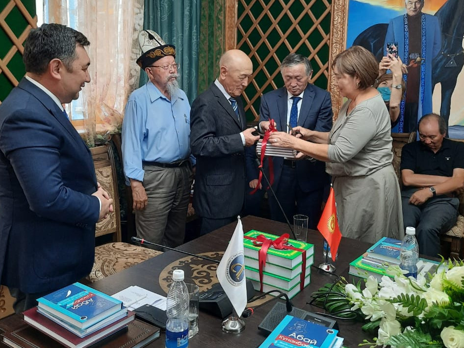 Jambyl jyrlary qyrǵyz tilinde jaryq kórdi