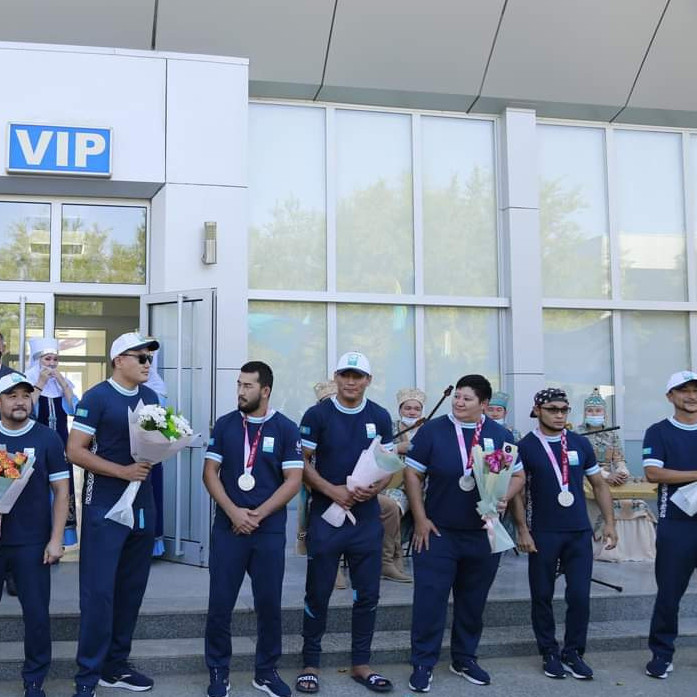 Atyraýǵa Tokıo Paralımpıadasynyń kúmis júldegerleri keldi