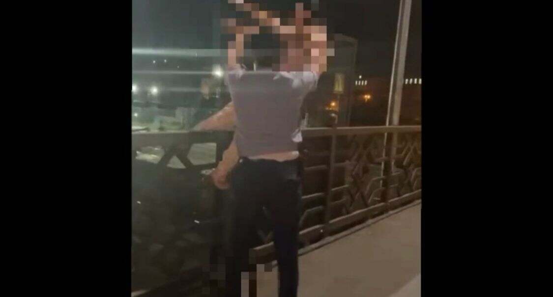 Polıseıler sýısıd jasamaq bolǵan áıeldi qutqaryp qaldy