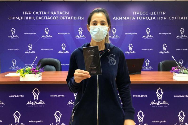 Nur-Sultanda vaksına alǵandar utys oıynynan sońǵy úlgidegi 19 iPhone ıelendi