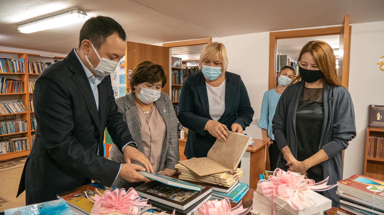 Aqmolada aýyldyq kitaphanalarǵa 200-den astam kitap tabystaldy