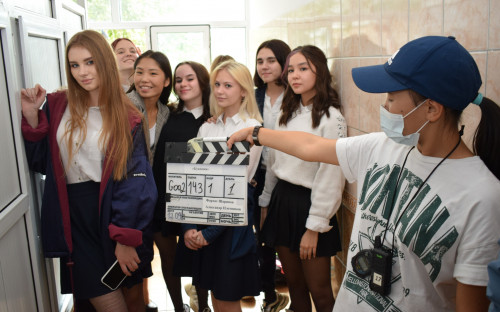 Trılogııanyń ekinshi bólimin túsirip jatyr