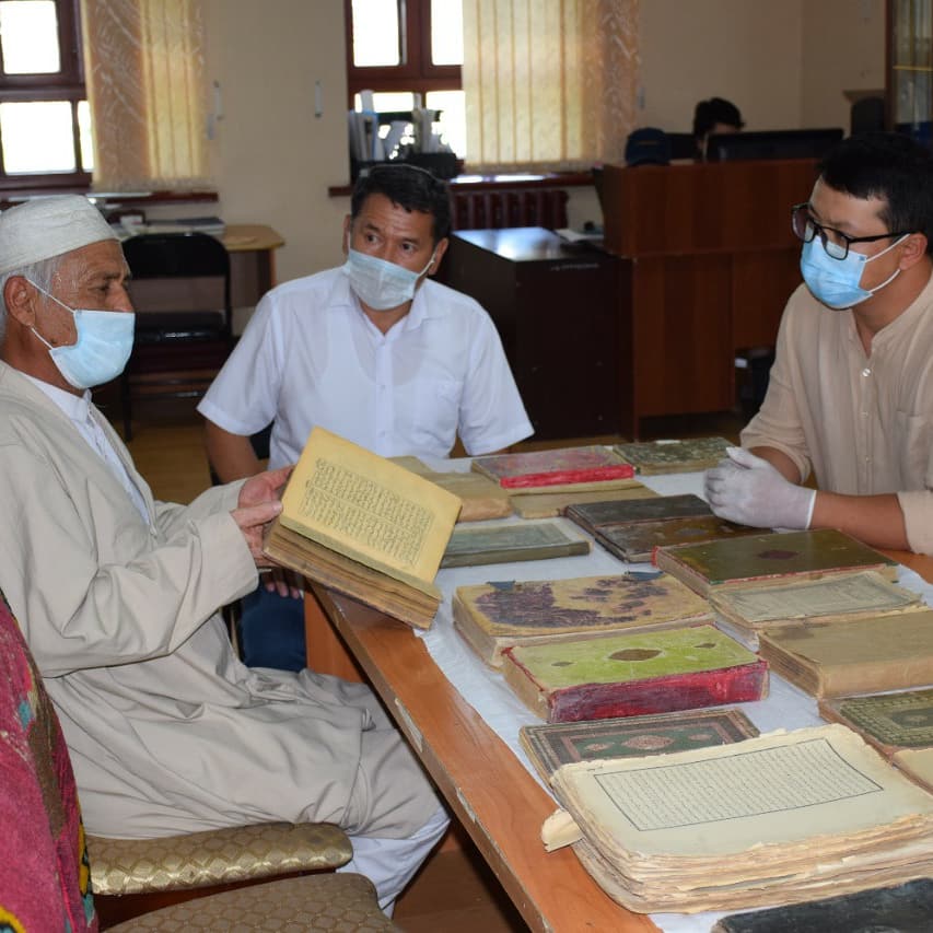 Túrkistandyq aqsaqal qoryq-mýzeı qoryna qoljazbalar men kóne kitaptar tapsyrdy