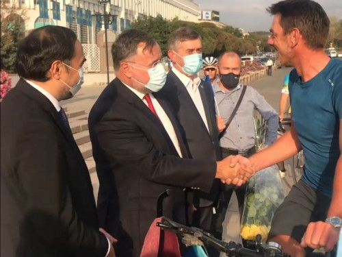 Fransýz jıhankezi Almatyǵa velosıpedpen keldi