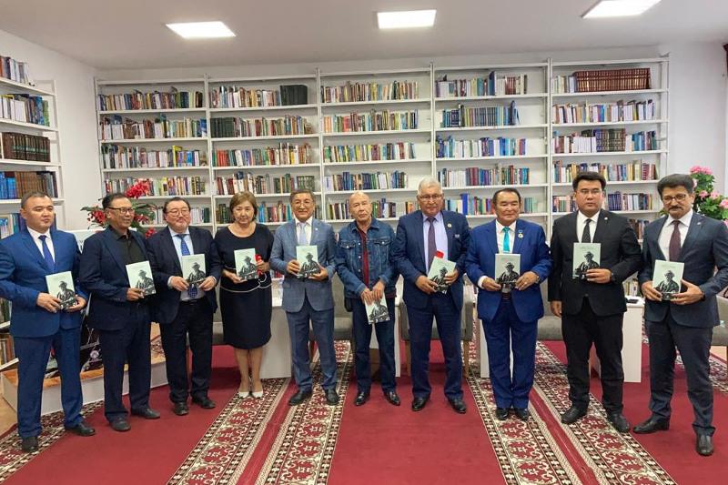 Jambyldyń óleńderi túrik tilinde jaryq kórdi