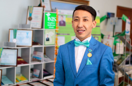 Álemniń úzdik ustazy