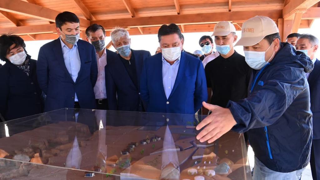 A.Mamın «Altyn-Emel» jáne «Sharyn» ulttyq saıabaqtarynyń damý tujyrymdamasymen tanysty