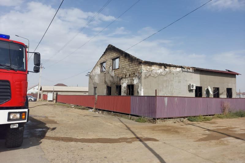 Atyraýda eki qabatty úı órtenip ketti