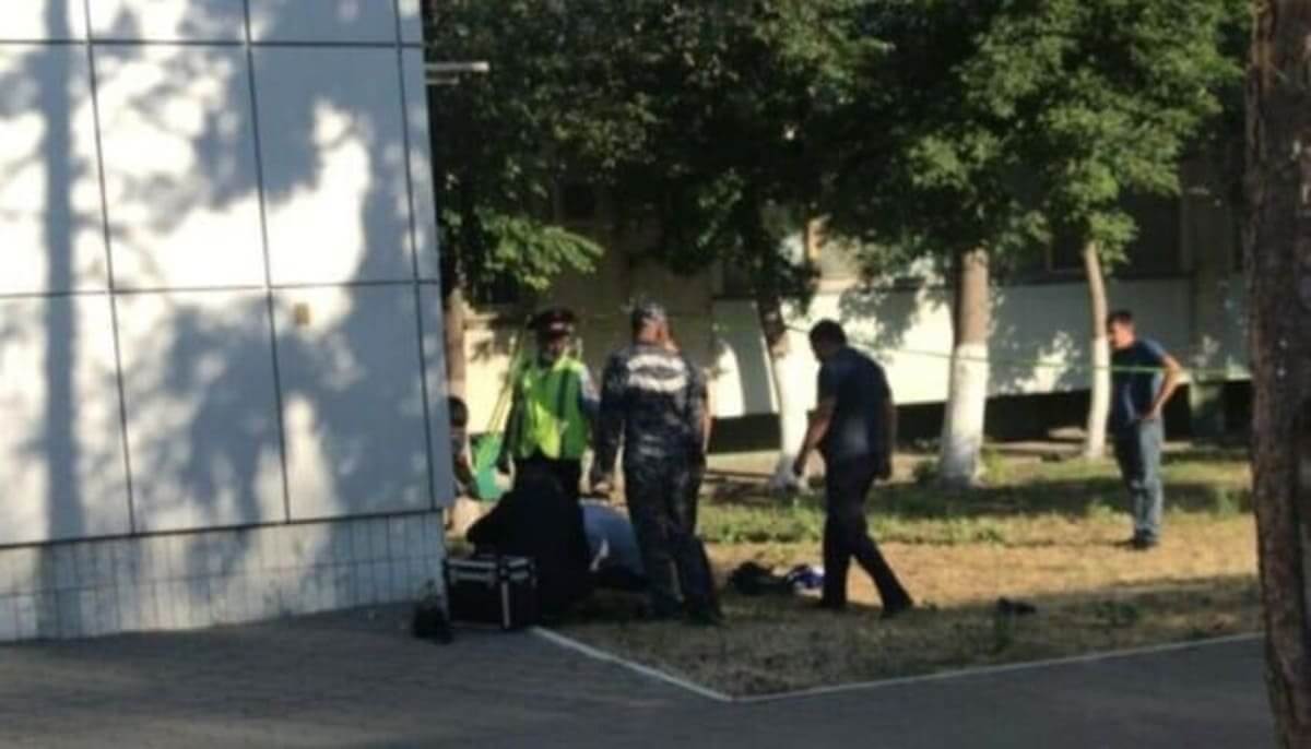 Er adam 5 jyl buryn ajyrasqan áıelin pyshaqtap tastady