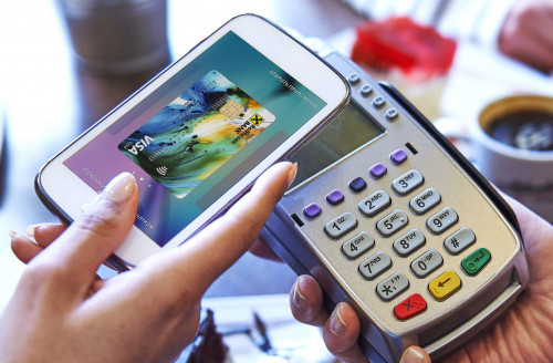 Qolma-qol aqshany qoldanatyndar azaıdy