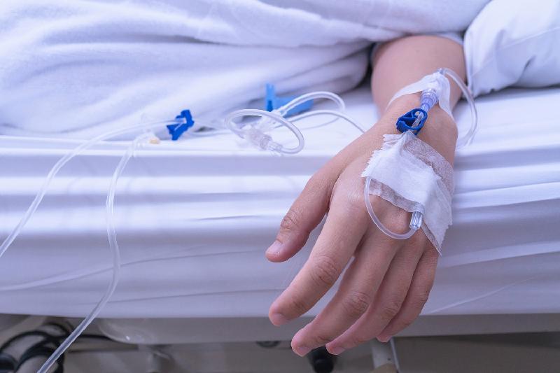 Batys Qazaqstanda 26 jastaǵy qyz poıyzdyń astyna túsip qaldy