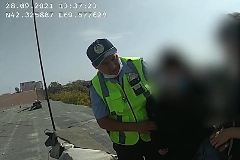 Shymkenttik polıseıler 5-qabattan sekirmek bolǵan balany qutqaryp qaldy