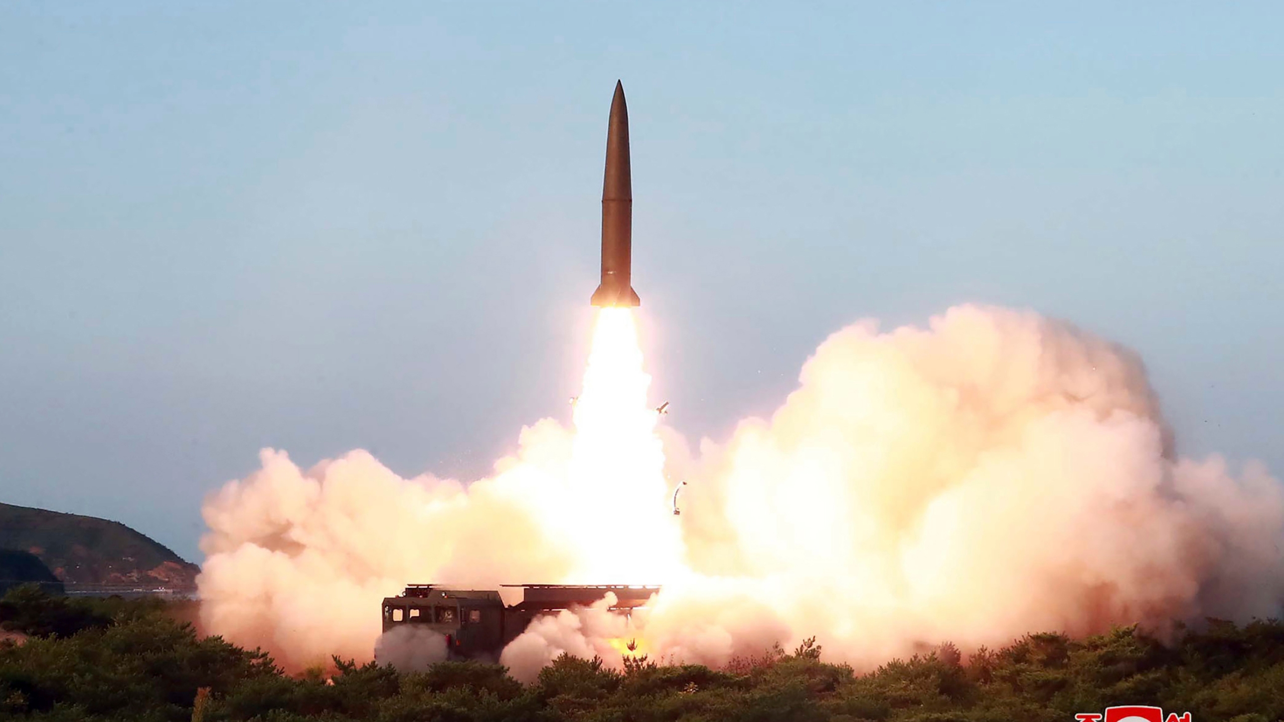 Soltústik Koreıa jyldamdyǵy dybystan asyp túsetin zymyran ushyrdy