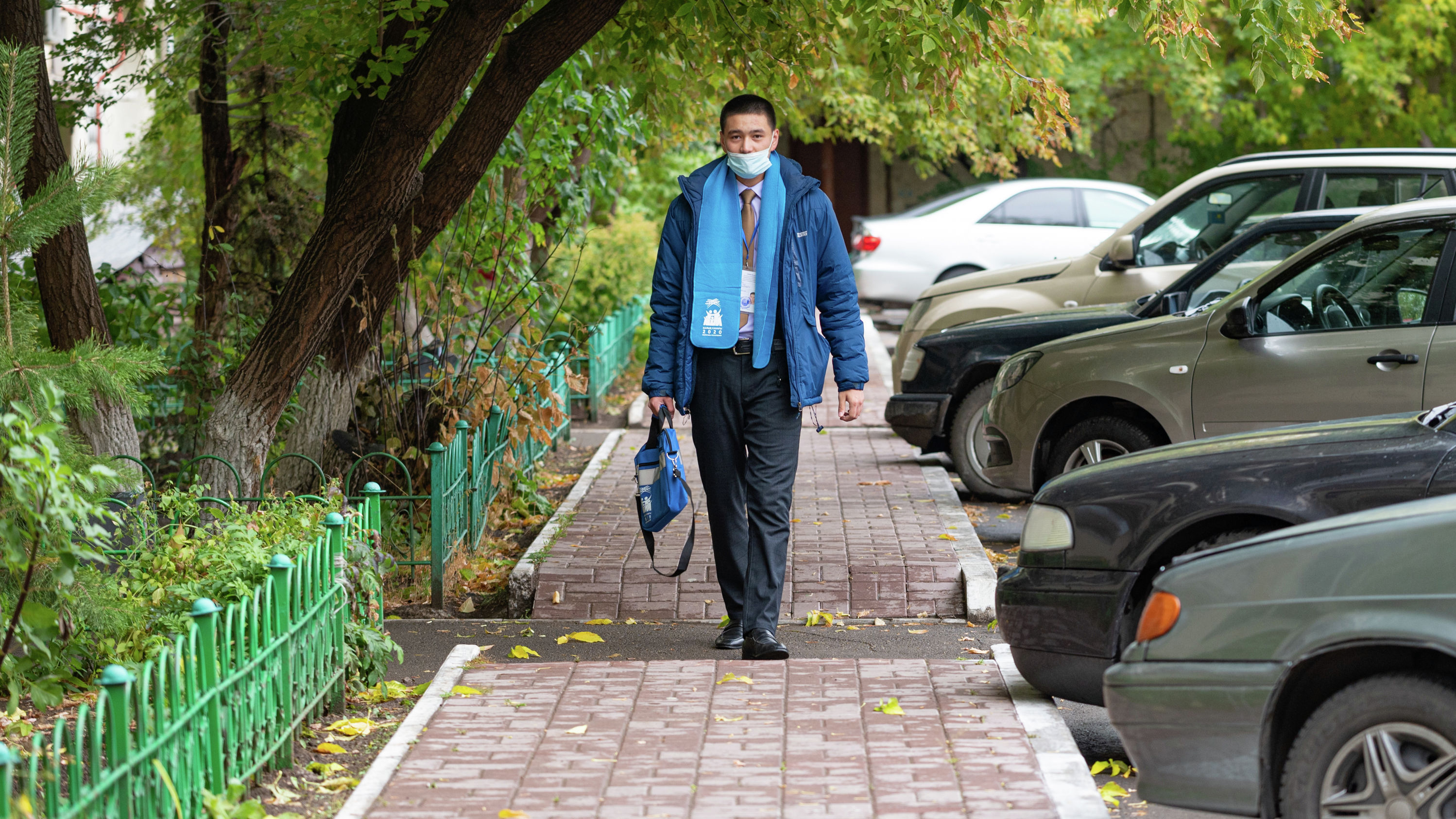 Sanaqshylar keıbir úılerge polısııamen birge barady