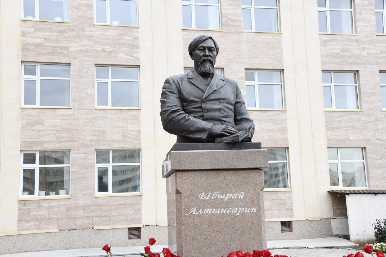 Uly aǵartýshyǵa bıýst qoıyldy