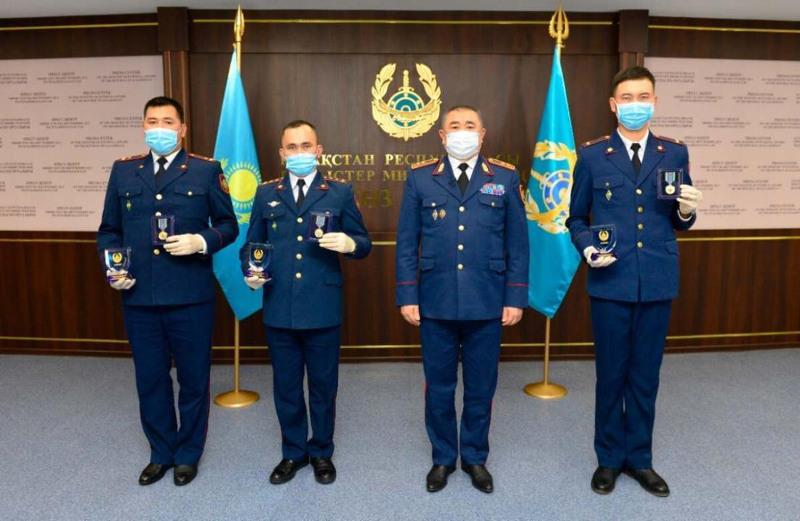 Qyzdy sýısıdten qutqarǵan polıseıler marapattaldy