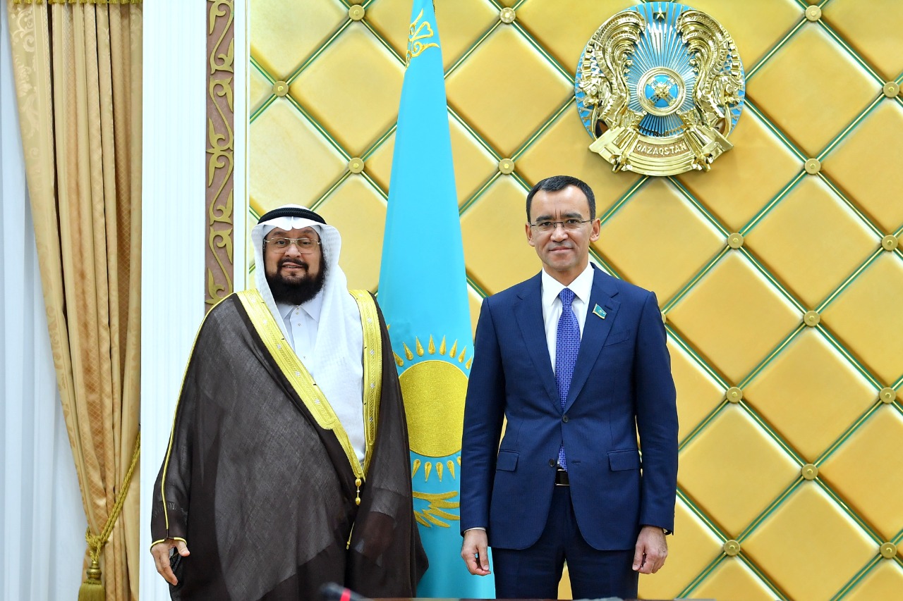 Máýlen Áshimbaev Dúnıejúzilik Islam Lıgasynyń ókilimen kezdesti