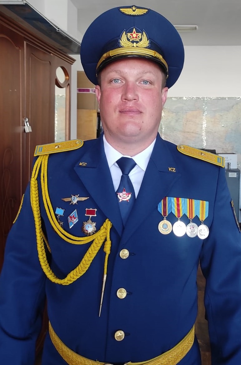 Ulttyq ulan ofıseri ushaqta adam ómirin qutqardy