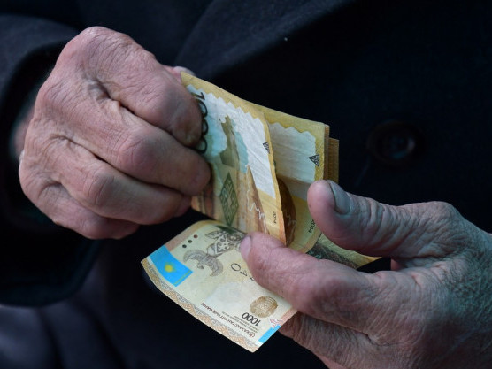 76 jastaǵy qart 13 jyl boıy eki elden zeınetaqy alyp kelgen