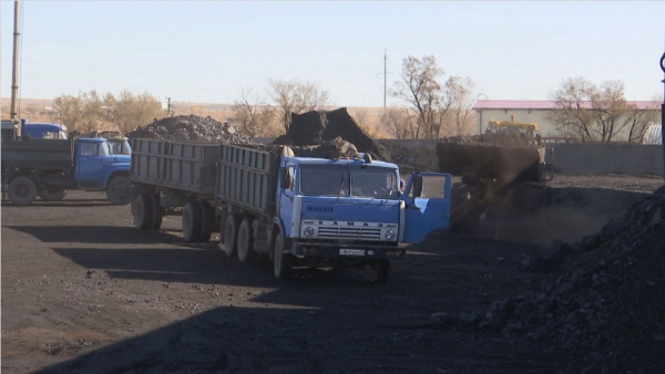 Qaraǵandynyń kómir tıeý alańdarynda jurt táýlik boıy kezekte