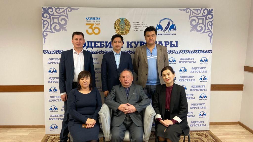 Áserli «Ádebıet kýrstary»