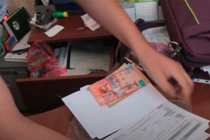 Jalǵan shot-faktýra shyǵarýmen aınalysqan qylmystyq top anyqtaldy