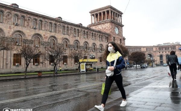 Armenııalyqtar ashyq keńistikte maskamen júretin boldy