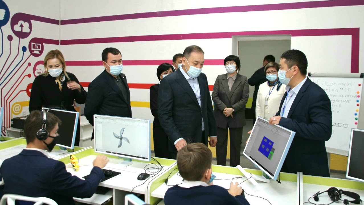 Eraly Toǵjanov qan ortalyǵynyń jumysymen tanysty