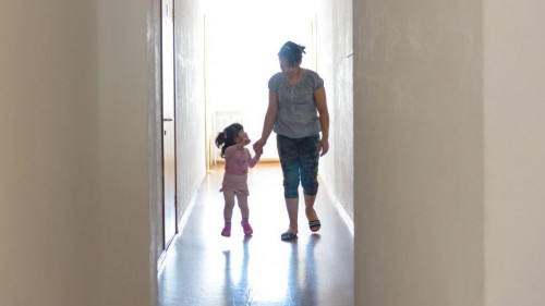 Myńnan astam áıelge qoldaý kórsetildi