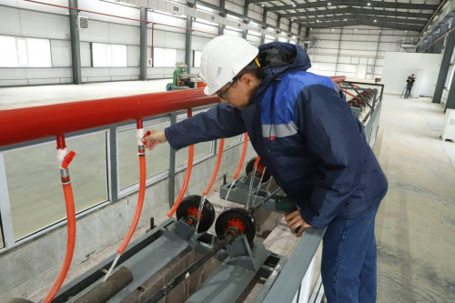 Munaı-gaz ónerkásibine qubyr daıyndaıtyn zaýyt ashyldy