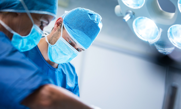 Atyraýda júkti áıelge úsh márte ota jasaldy