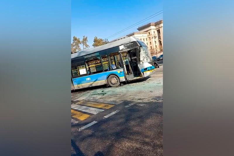Almatyda avtobýs pen trolleıbýs soqtyǵysty: 7 adam zardap shekti
