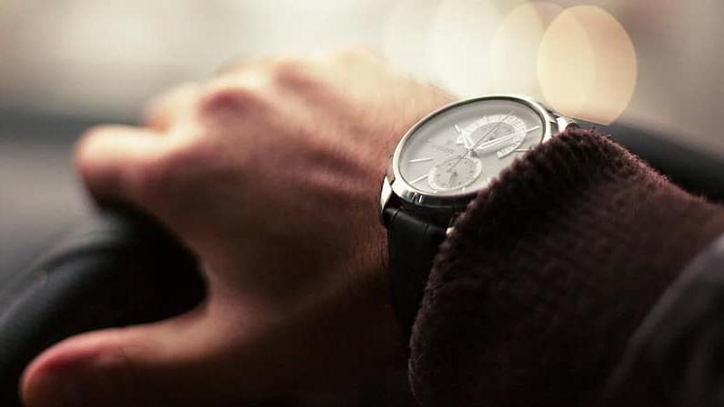 Elordada taksı júrgizýshisi jolaýshynyń altyn saǵatyn urlap ketken