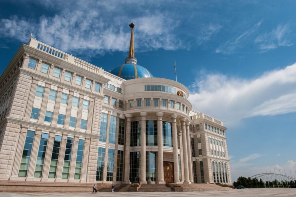 QR Prezıdenti qaza bolǵan kenshilerdiń jaqyndaryna kóńil aıtty