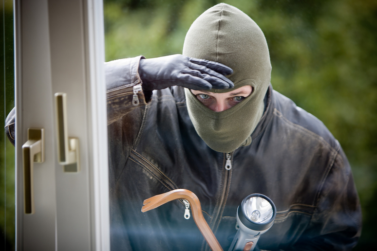 Atyraýda eki úıdi tonaǵan kúdiktiler qamaýǵa alyndy